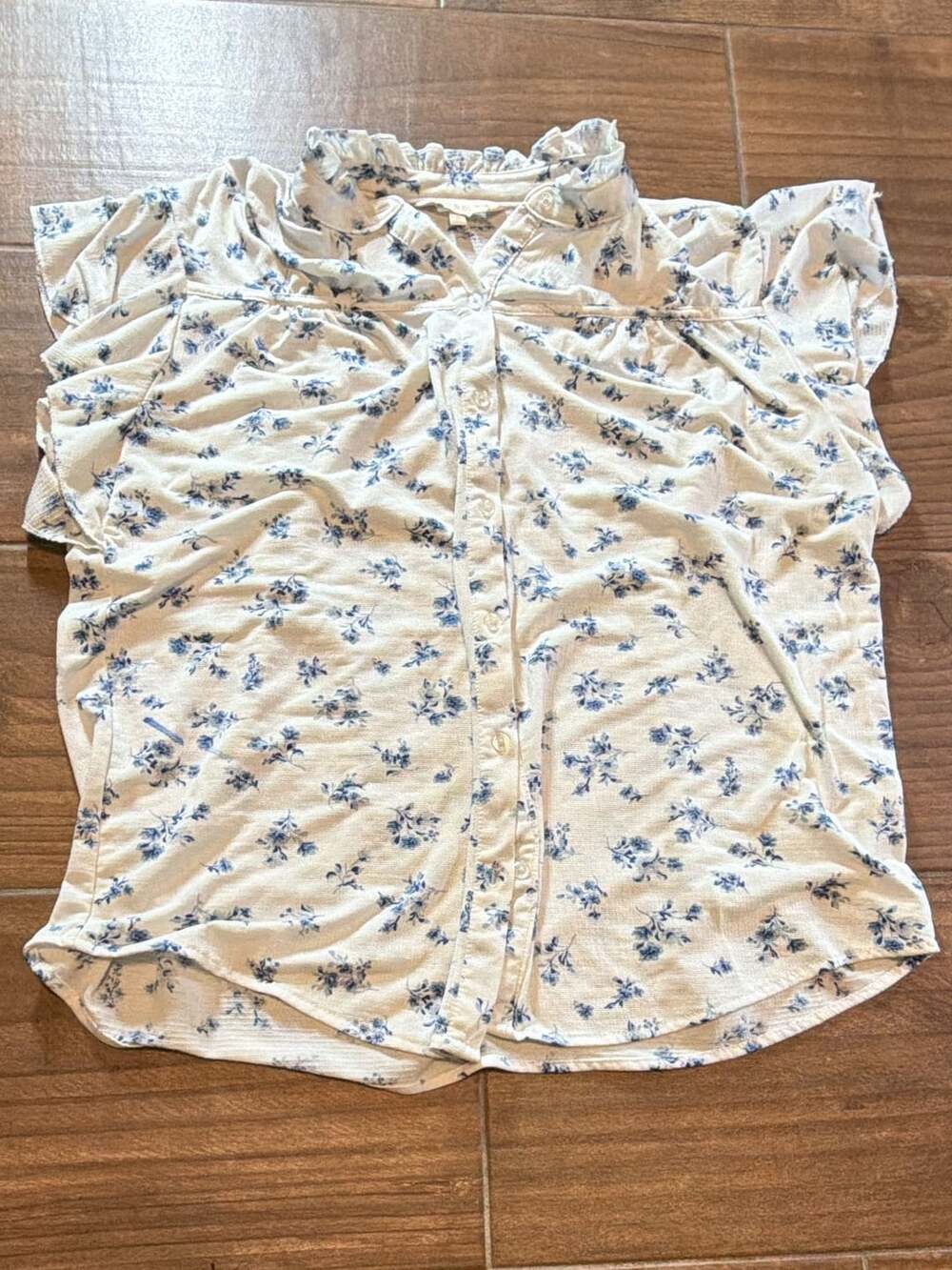 Eden & Olivia Button-Down Blouse Size L Blue White Floral Flutter Sleeve